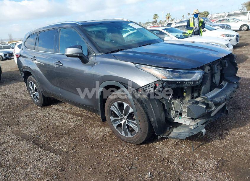 2021 Toyota Highlander XLE (VIN 5TDGZRBH7MS121493) main photo