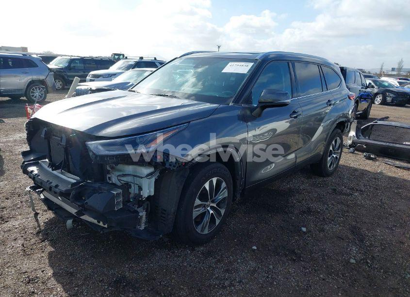 Photo 2 of 2021 Toyota Highlander XLE (VIN 5TDGZRBH7MS121493)