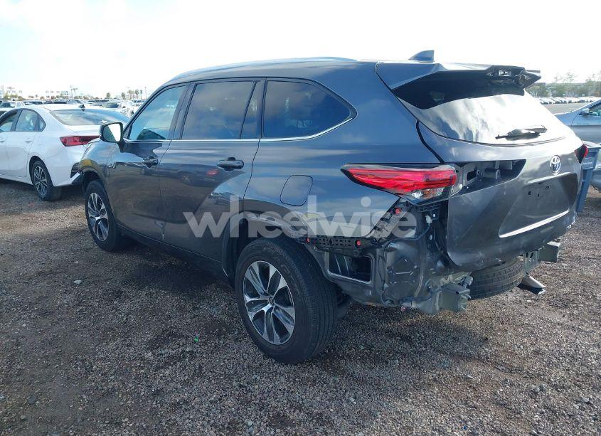 Photo 3 of 2021 Toyota Highlander XLE (VIN 5TDGZRBH7MS121493)