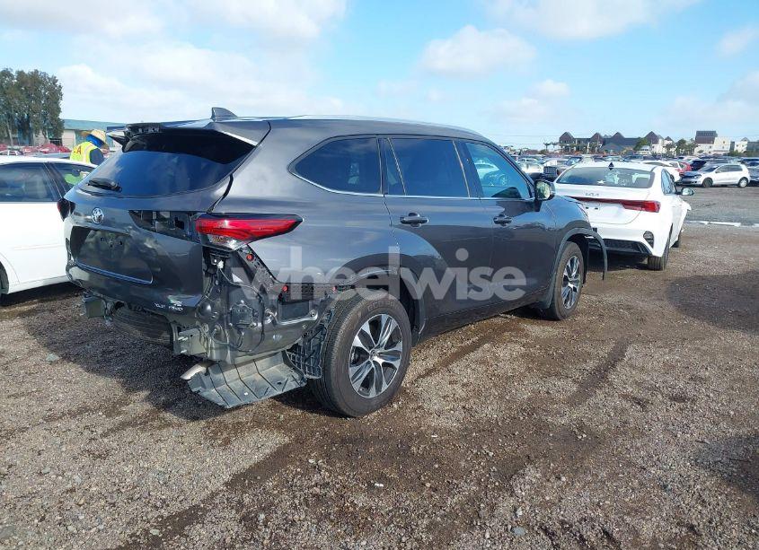 Photo 4 of 2021 Toyota Highlander XLE (VIN 5TDGZRBH7MS121493)
