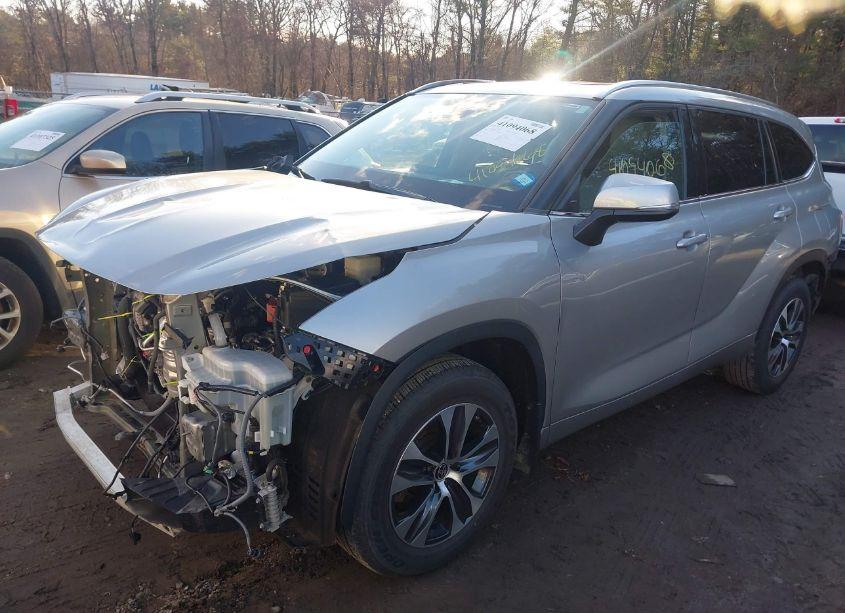 Photo 2 of 2021 Toyota Highlander XLE (VIN 5TDGZRBH7MS157426)