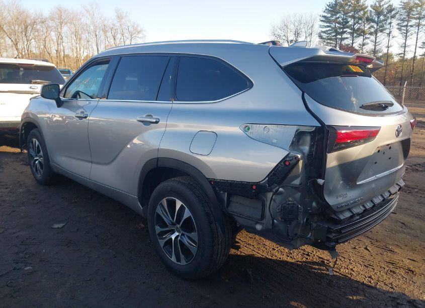Photo 3 of 2021 Toyota Highlander XLE (VIN 5TDGZRBH7MS157426)