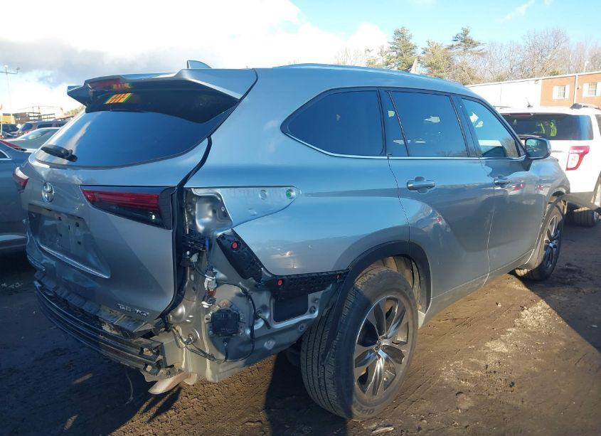 Photo 4 of 2021 Toyota Highlander XLE (VIN 5TDGZRBH7MS157426)