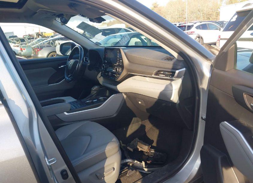 Photo 5 of 2021 Toyota Highlander XLE (VIN 5TDGZRBH7MS157426)