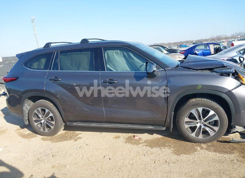 Photo 13 of 2021 Toyota Highlander XLE (VIN 5TDGZRBH7MS540086)