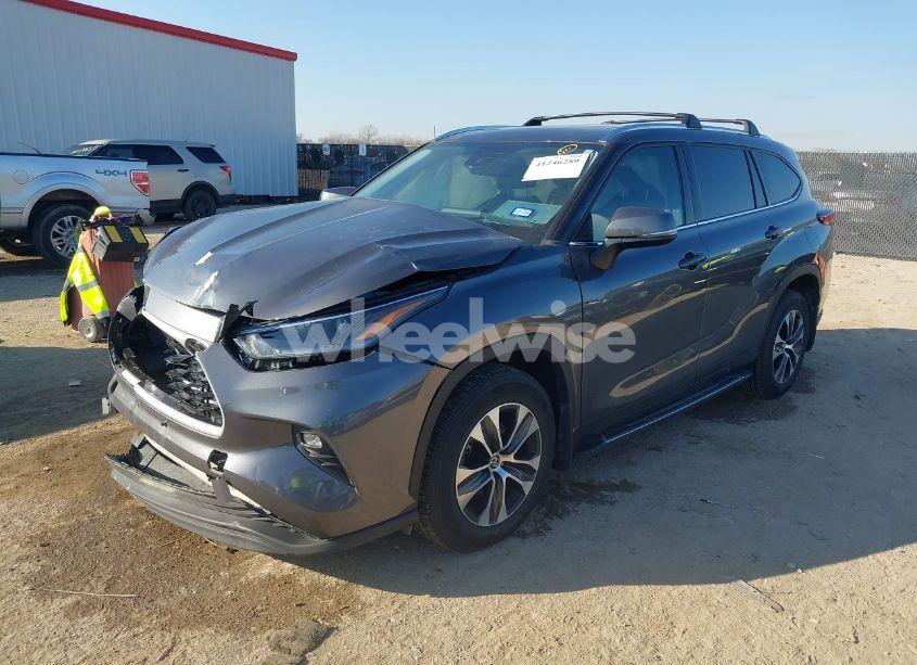 Photo 2 of 2021 Toyota Highlander XLE (VIN 5TDGZRBH7MS540086)
