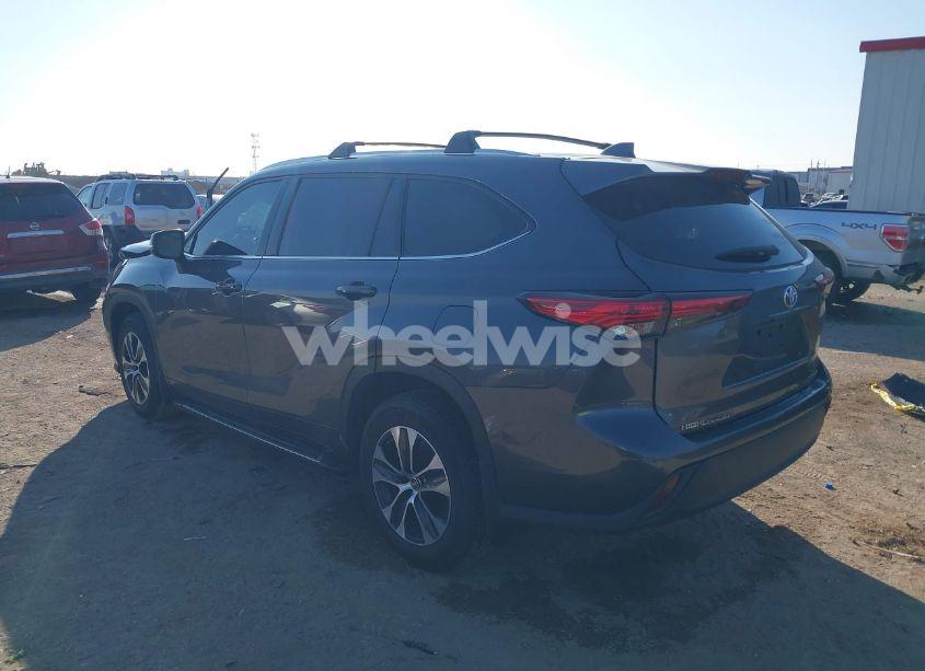 Photo 3 of 2021 Toyota Highlander XLE (VIN 5TDGZRBH7MS540086)