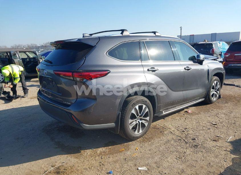 Photo 4 of 2021 Toyota Highlander XLE (VIN 5TDGZRBH7MS540086)