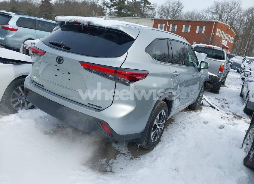 Photo 4 of 2021 Toyota Highlander XLE (VIN 5TDGZRBH7MS547443)