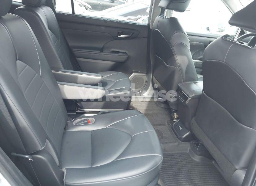 Photo 8 of 2021 Toyota Highlander XLE (VIN 5TDGZRBH7MS547443)