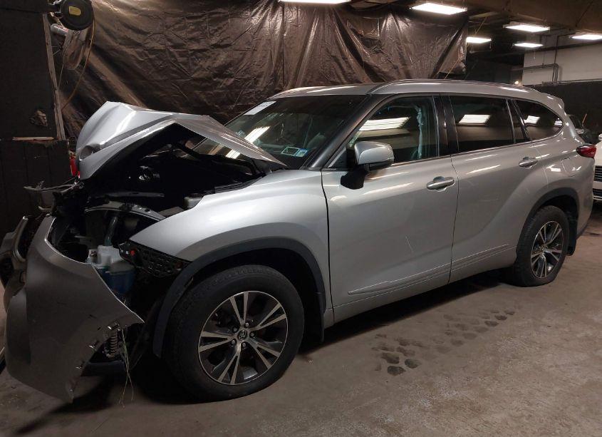 Photo 2 of 2021 Toyota Highlander XLE (VIN 5TDGZRBH7MS557986)