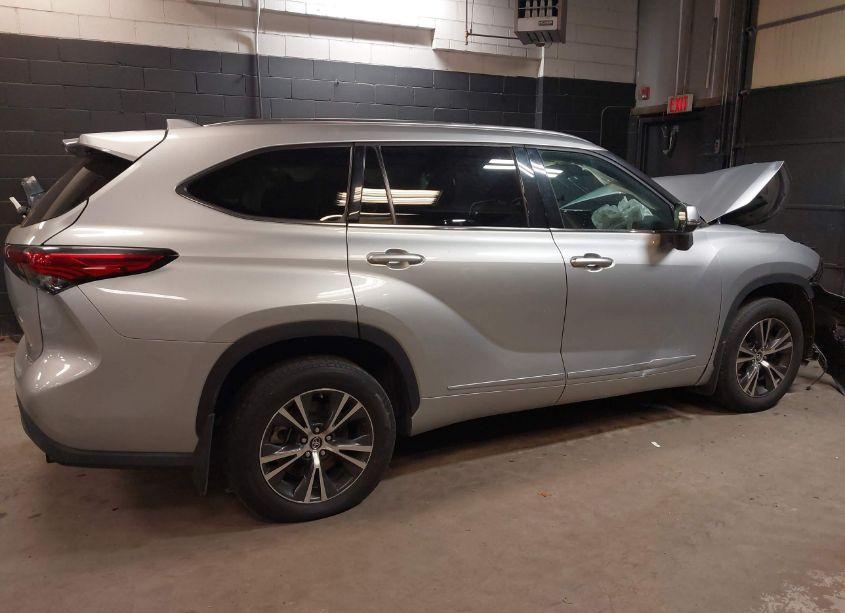 Photo 4 of 2021 Toyota Highlander XLE (VIN 5TDGZRBH7MS557986)