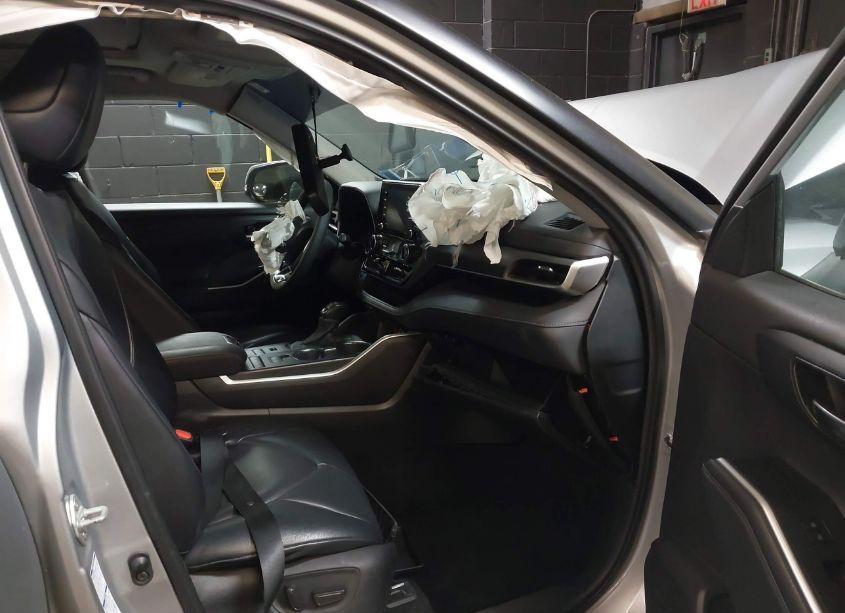 Photo 5 of 2021 Toyota Highlander XLE (VIN 5TDGZRBH7MS557986)