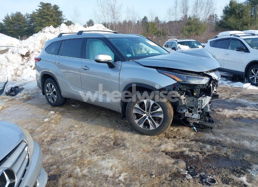 2022 Toyota Highlander XLE (VIN 5TDGZRBH7NS252893) main photo
