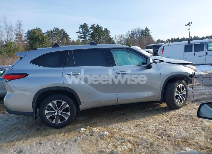 Photo 13 of 2022 Toyota Highlander XLE (VIN 5TDGZRBH7NS252893)