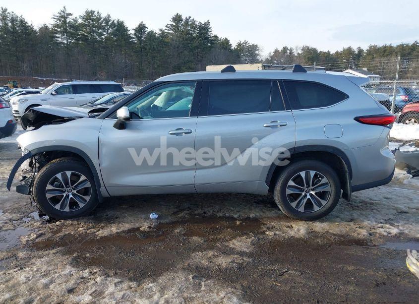 Photo 14 of 2022 Toyota Highlander XLE (VIN 5TDGZRBH7NS252893)