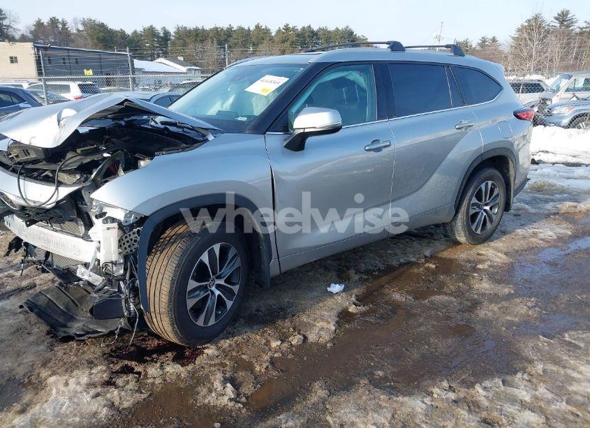Photo 2 of 2022 Toyota Highlander XLE (VIN 5TDGZRBH7NS252893)