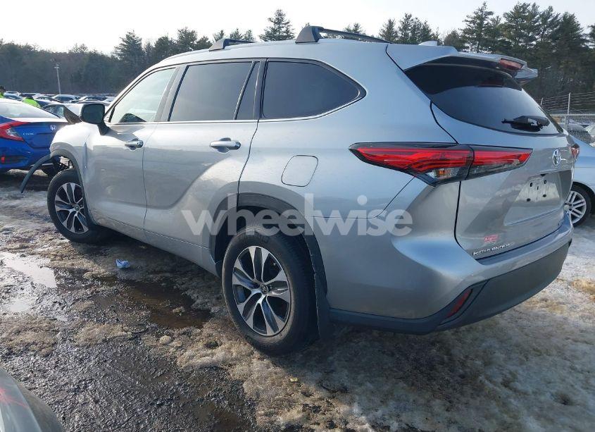 Photo 3 of 2022 Toyota Highlander XLE (VIN 5TDGZRBH7NS252893)