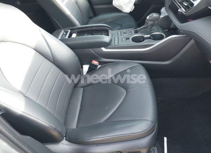 Photo 5 of 2022 Toyota Highlander XLE (VIN 5TDGZRBH7NS252893)