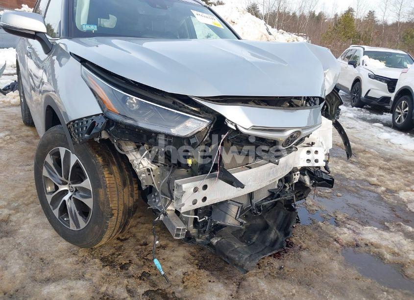 Photo 6 of 2022 Toyota Highlander XLE (VIN 5TDGZRBH7NS252893)