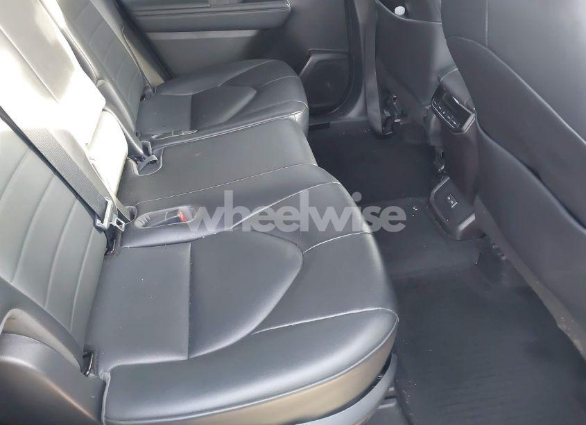 Photo 8 of 2022 Toyota Highlander XLE (VIN 5TDGZRBH7NS252893)