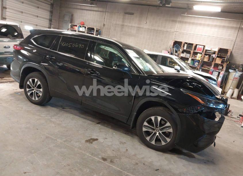 2022 Toyota Highlander XLE (VIN 5TDGZRBH7NS562428) main photo