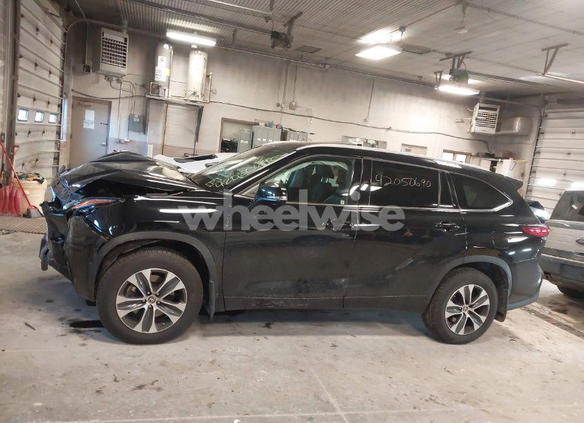 Photo 14 of 2022 Toyota Highlander XLE (VIN 5TDGZRBH7NS562428)