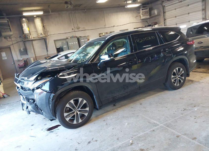 Photo 2 of 2022 Toyota Highlander XLE (VIN 5TDGZRBH7NS562428)