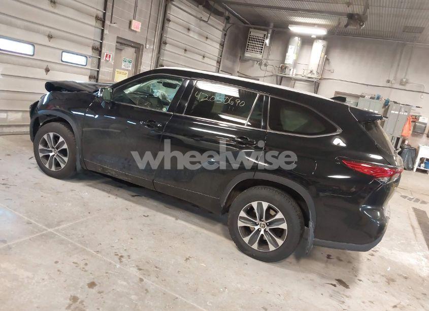 Photo 3 of 2022 Toyota Highlander XLE (VIN 5TDGZRBH7NS562428)