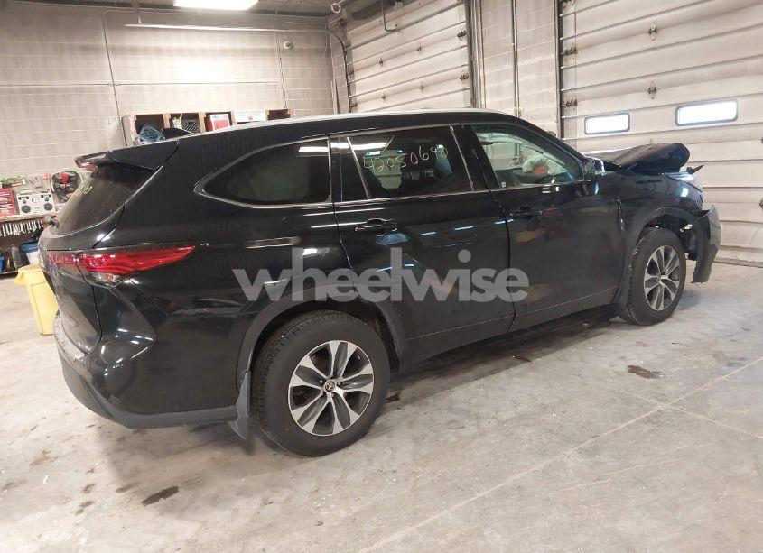Photo 4 of 2022 Toyota Highlander XLE (VIN 5TDGZRBH7NS562428)