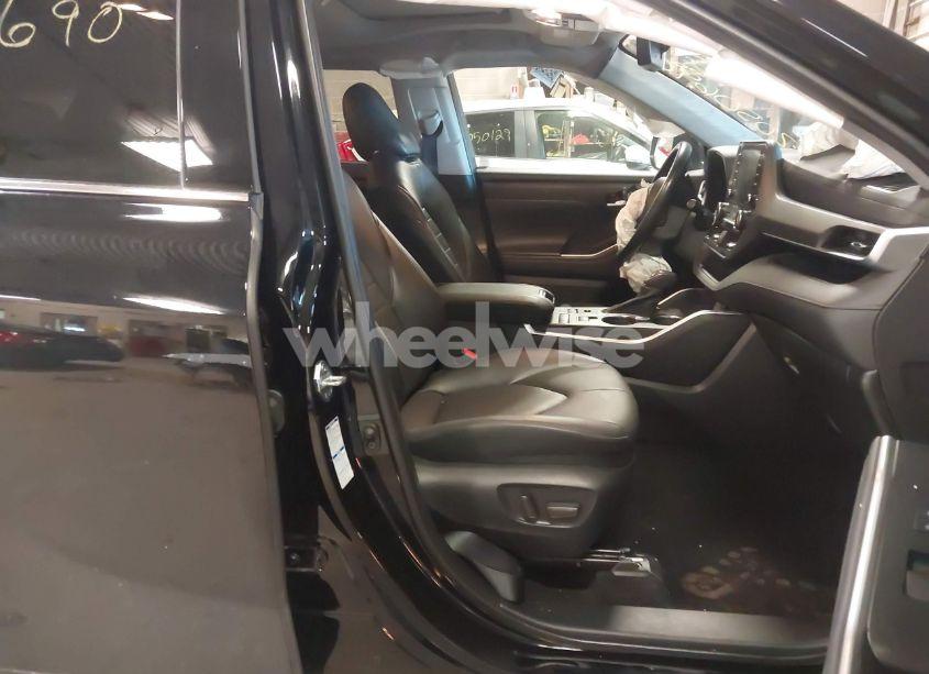 Photo 5 of 2022 Toyota Highlander XLE (VIN 5TDGZRBH7NS562428)