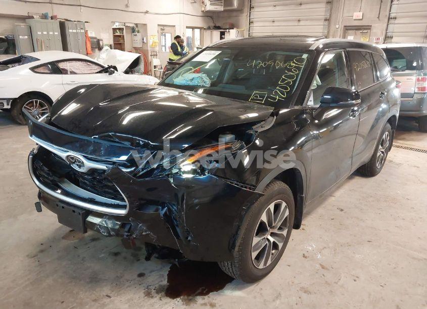 Photo 6 of 2022 Toyota Highlander XLE (VIN 5TDGZRBH7NS562428)