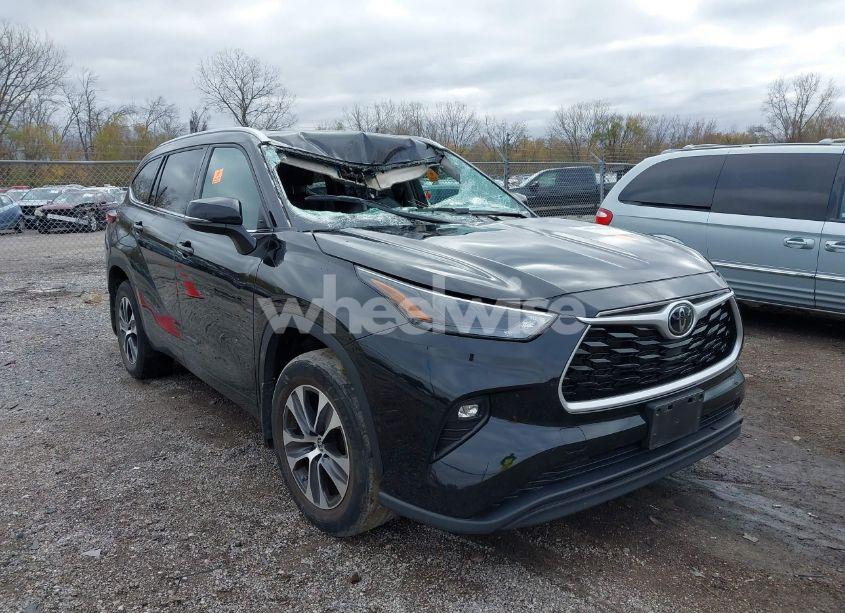 2022 Toyota Highlander XLE (VIN 5TDGZRBH7NS564695) main photo