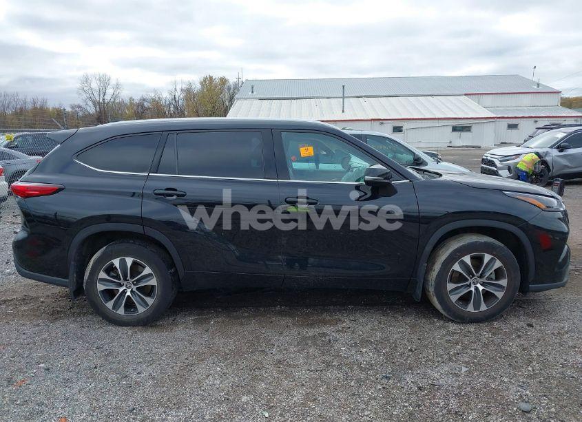Photo 13 of 2022 Toyota Highlander XLE (VIN 5TDGZRBH7NS564695)