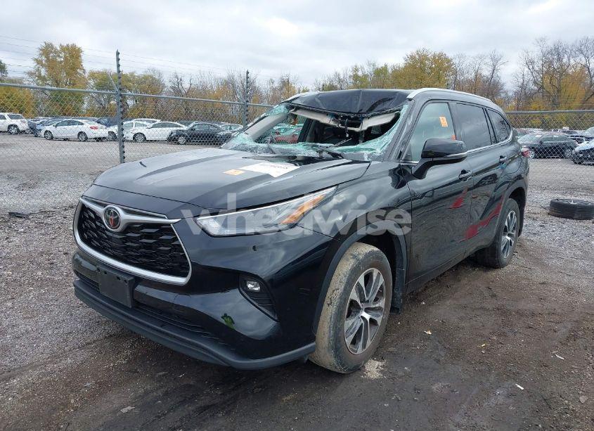 Photo 2 of 2022 Toyota Highlander XLE (VIN 5TDGZRBH7NS564695)