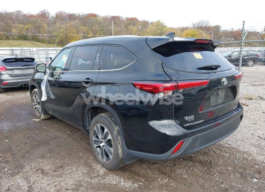 Photo 3 of 2022 Toyota Highlander XLE (VIN 5TDGZRBH7NS564695)
