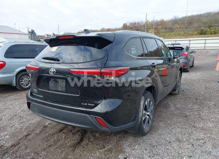 Photo 4 of 2022 Toyota Highlander XLE (VIN 5TDGZRBH7NS564695)