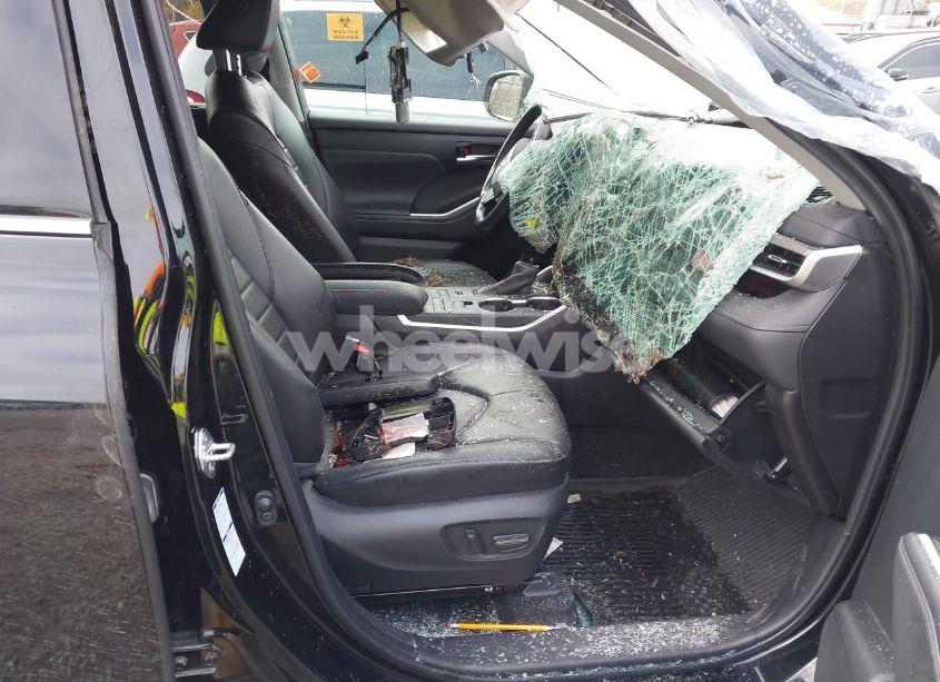 Photo 5 of 2022 Toyota Highlander XLE (VIN 5TDGZRBH7NS564695)