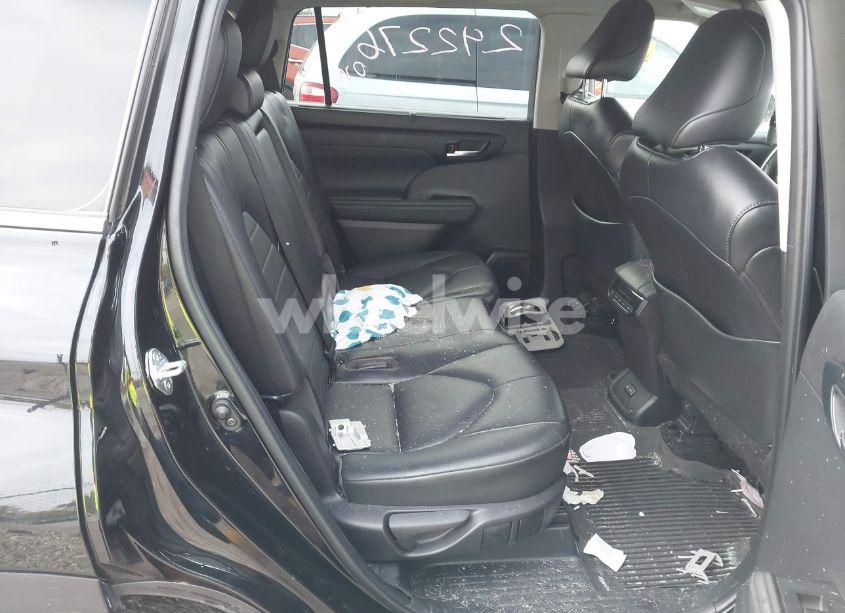 Photo 8 of 2022 Toyota Highlander XLE (VIN 5TDGZRBH7NS564695)