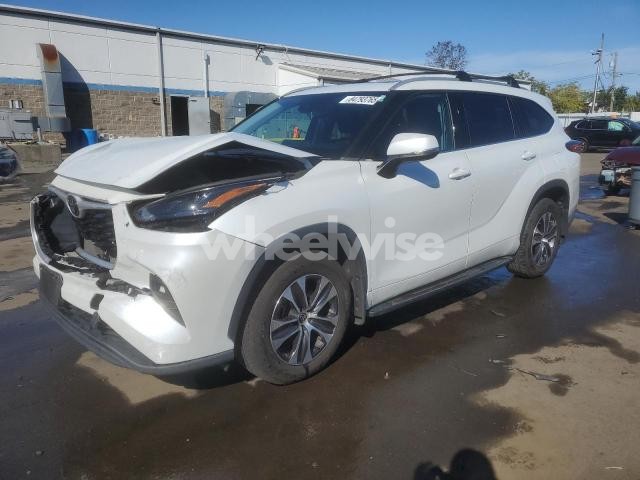 Photo 2 of 2022 TOYOTA HIGHLANDER XLE (VIN 5TDGZRBH7NS583117)