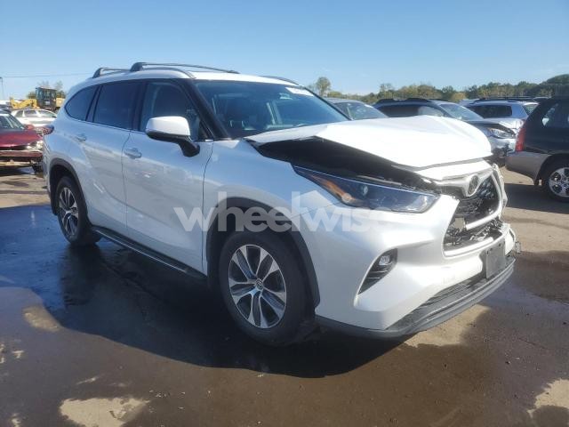 Photo 4 of 2022 TOYOTA HIGHLANDER XLE (VIN 5TDGZRBH7NS583117)