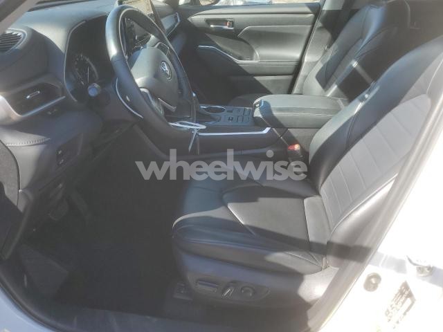 Photo 8 of 2022 TOYOTA HIGHLANDER XLE (VIN 5TDGZRBH7NS583117)