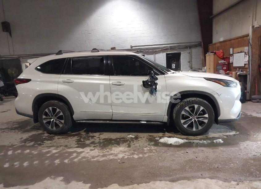 Photo 13 of 2022 Toyota Highlander XLE (VIN 5TDGZRBH7NS593517)