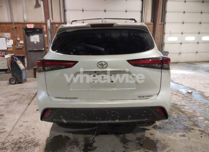 Photo 16 of 2022 Toyota Highlander XLE (VIN 5TDGZRBH7NS593517)