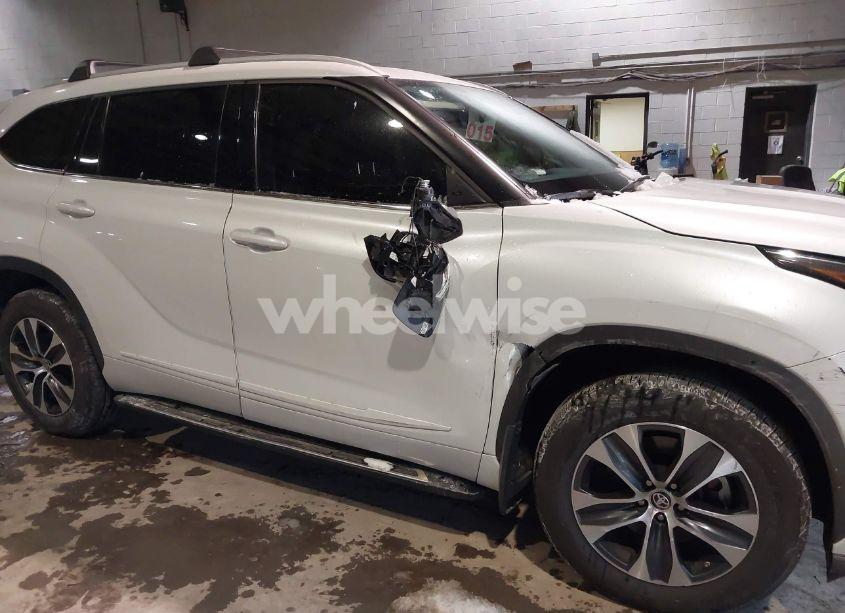 Photo 18 of 2022 Toyota Highlander XLE (VIN 5TDGZRBH7NS593517)