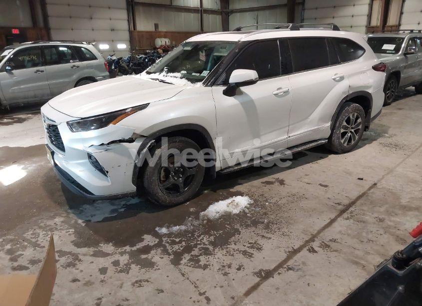 Photo 2 of 2022 Toyota Highlander XLE (VIN 5TDGZRBH7NS593517)