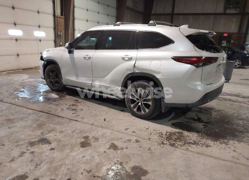Photo 3 of 2022 Toyota Highlander XLE (VIN 5TDGZRBH7NS593517)