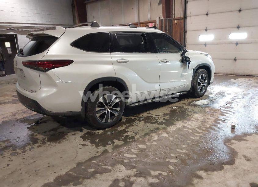 Photo 4 of 2022 Toyota Highlander XLE (VIN 5TDGZRBH7NS593517)