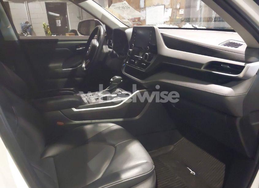 Photo 5 of 2022 Toyota Highlander XLE (VIN 5TDGZRBH7NS593517)