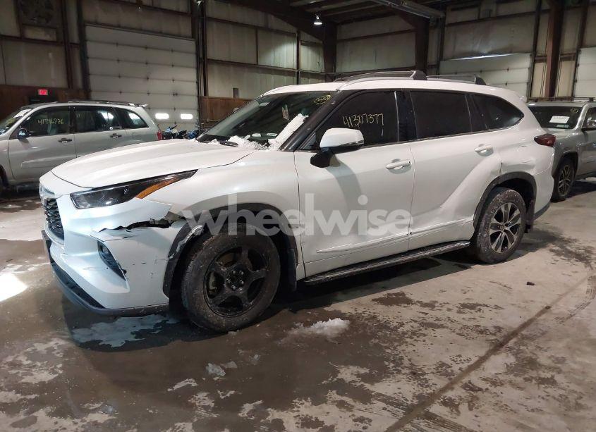 Photo 6 of 2022 Toyota Highlander XLE (VIN 5TDGZRBH7NS593517)